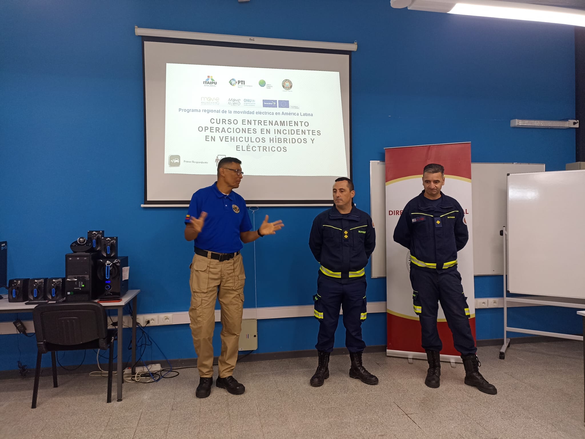 IMG_20230509_16000-vCVXKfWx.jpeg - El pasado jueves 11 de mayo culminó la &#034;Capacitación para bomberos sobre manejo de incidentes relacionados con la movilidad eléctrica&#034; en donde se capacitaron a 25 bomberos en la Base Aérea de Santa Bernardina del departamento de Durazno. Esta capacitación es la continuación del primer curso regional que organizó la plataforma MOVE del Programa de la Naciones Unidas para el Medio Ambiente a finales de 2022 en Paraguay, donde participaron y se formaron dos bomberos instructores de Uruguay.