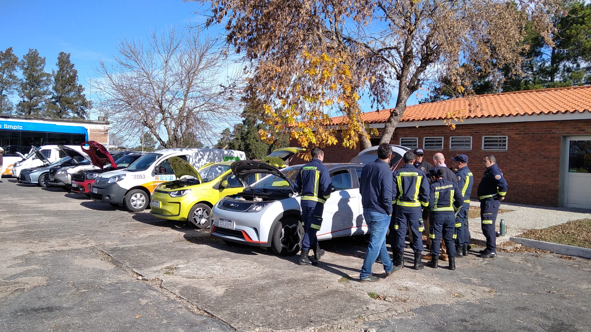 IMG_20230509_UTEC2.jpeg - El pasado jueves 11 de mayo culminó la &#034;Capacitación para bomberos sobre manejo de incidentes relacionados con la movilidad eléctrica&#034; en donde se capacitaron a 25 bomberos en la Base Aérea de Santa Bernardina del departamento de Durazno. Esta capacitación es la continuación del primer curso regional que organizó la plataforma MOVE del Programa de la Naciones Unidas para el Medio Ambiente a finales de 2022 en Paraguay, donde participaron y se formaron dos bomberos instructores de Uruguay.