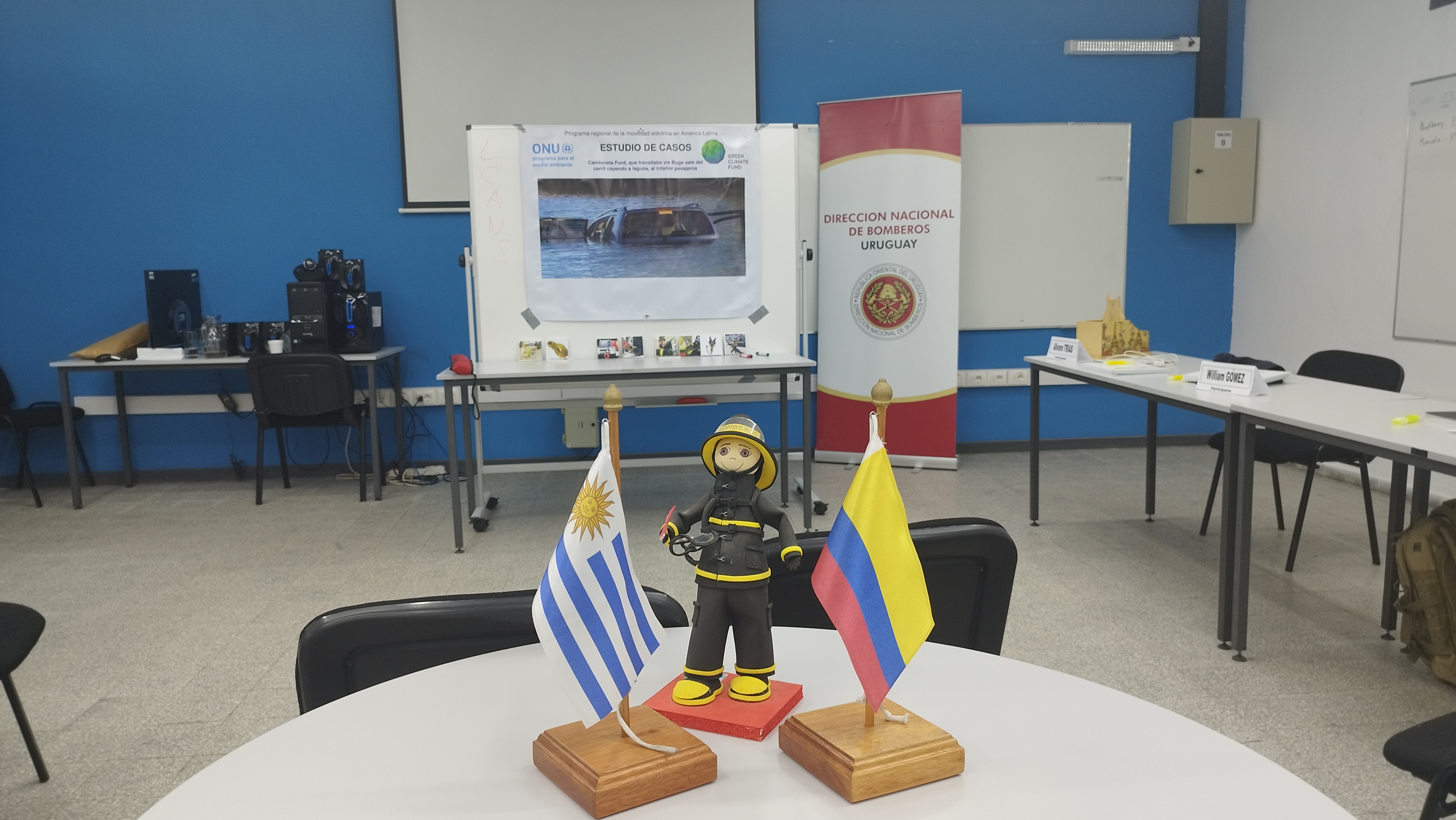 IMG_20230511_103322-9h9xifca.jpg - El pasado jueves 11 de mayo culminó la &#034;Capacitación para bomberos sobre manejo de incidentes relacionados con la movilidad eléctrica&#034; en donde se capacitaron a 25 bomberos en la Base Aérea de Santa Bernardina del departamento de Durazno. Esta capacitación es la continuación del primer curso regional que organizó la plataforma MOVE del Programa de la Naciones Unidas para el Medio Ambiente a finales de 2022 en Paraguay, donde participaron y se formaron dos bomberos instructores de Uruguay.