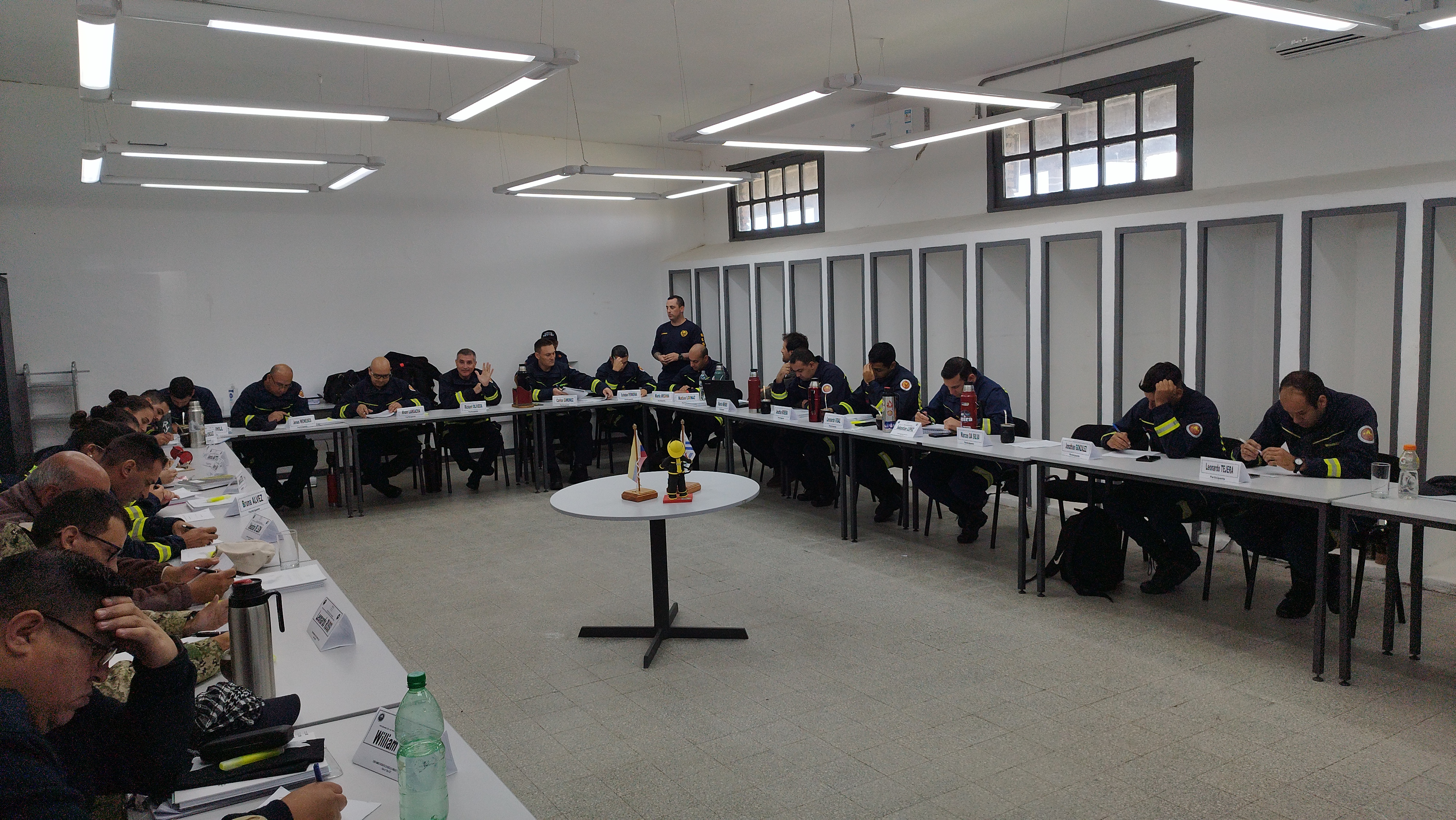 IMG_20230511_120945.jpg - El pasado jueves 11 de mayo culminó la &#034;Capacitación para bomberos sobre manejo de incidentes relacionados con la movilidad eléctrica&#034; en donde se capacitaron a 25 bomberos en la Base Aérea de Santa Bernardina del departamento de Durazno. Esta capacitación es la continuación del primer curso regional que organizó la plataforma MOVE del Programa de la Naciones Unidas para el Medio Ambiente a finales de 2022 en Paraguay, donde participaron y se formaron dos bomberos instructores de Uruguay.