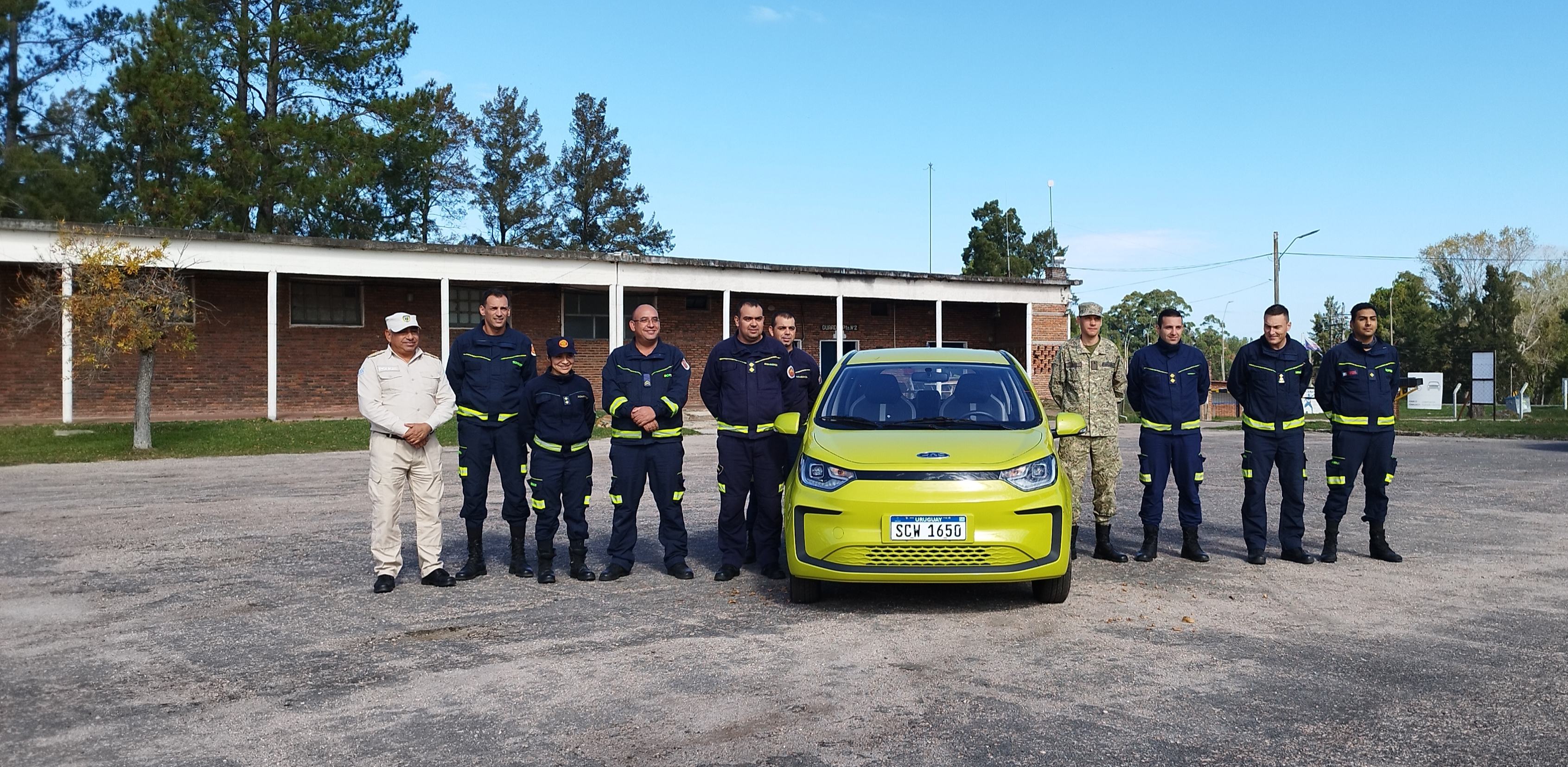 IMG_20230511_132528-YTWhpSYX.jpg - El pasado jueves 11 de mayo culminó la &#034;Capacitación para bomberos sobre manejo de incidentes relacionados con la movilidad eléctrica&#034; en donde se capacitaron a 25 bomberos en la Base Aérea de Santa Bernardina del departamento de Durazno. Esta capacitación es la continuación del primer curso regional que organizó la plataforma MOVE del Programa de la Naciones Unidas para el Medio Ambiente a finales de 2022 en Paraguay, donde participaron y se formaron dos bomberos instructores de Uruguay.