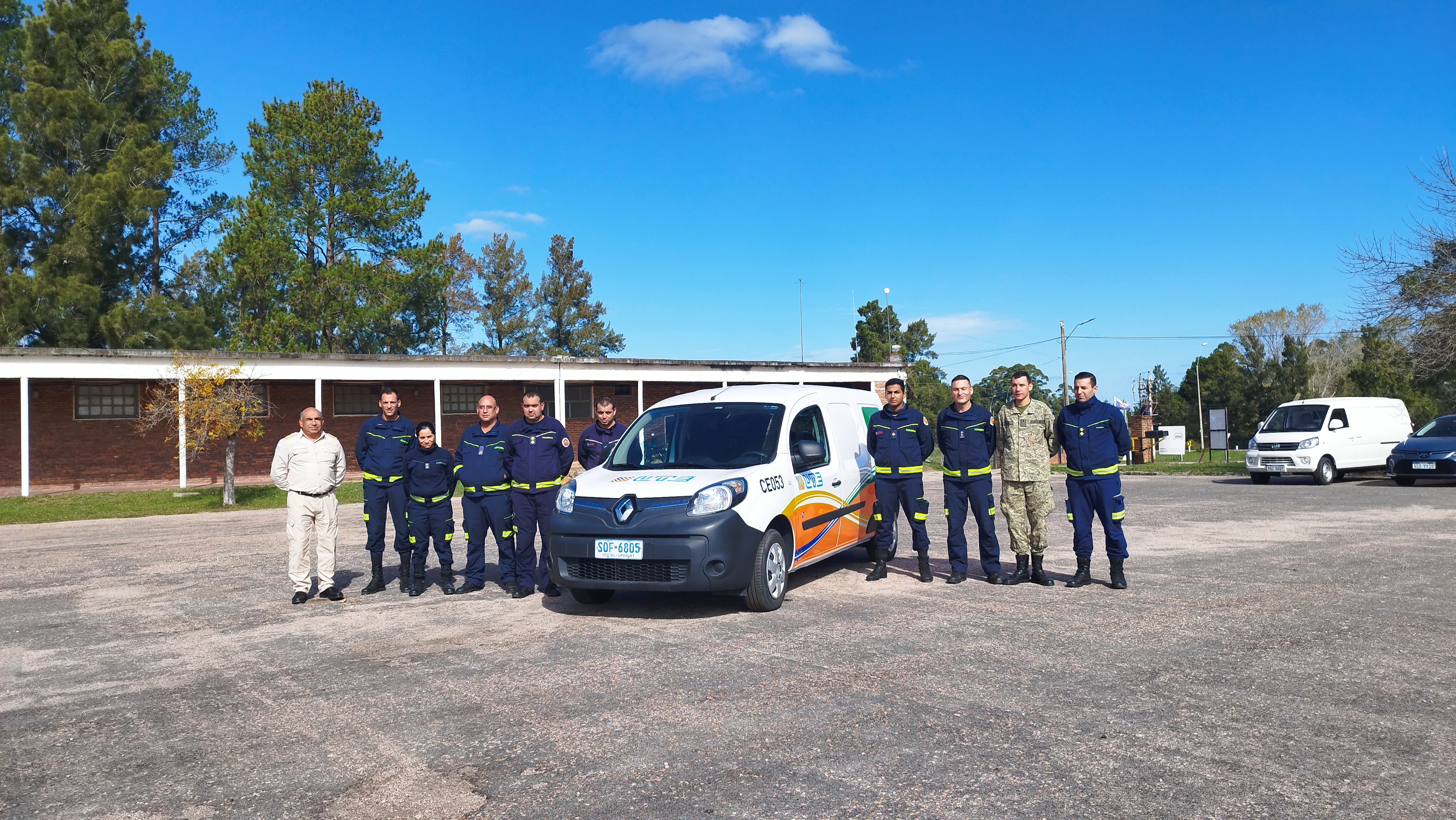 IMG_20230511_132828.jpg - El pasado jueves 11 de mayo culminó la &#034;Capacitación para bomberos sobre manejo de incidentes relacionados con la movilidad eléctrica&#034; en donde se capacitaron a 25 bomberos en la Base Aérea de Santa Bernardina del departamento de Durazno. Esta capacitación es la continuación del primer curso regional que organizó la plataforma MOVE del Programa de la Naciones Unidas para el Medio Ambiente a finales de 2022 en Paraguay, donde participaron y se formaron dos bomberos instructores de Uruguay.