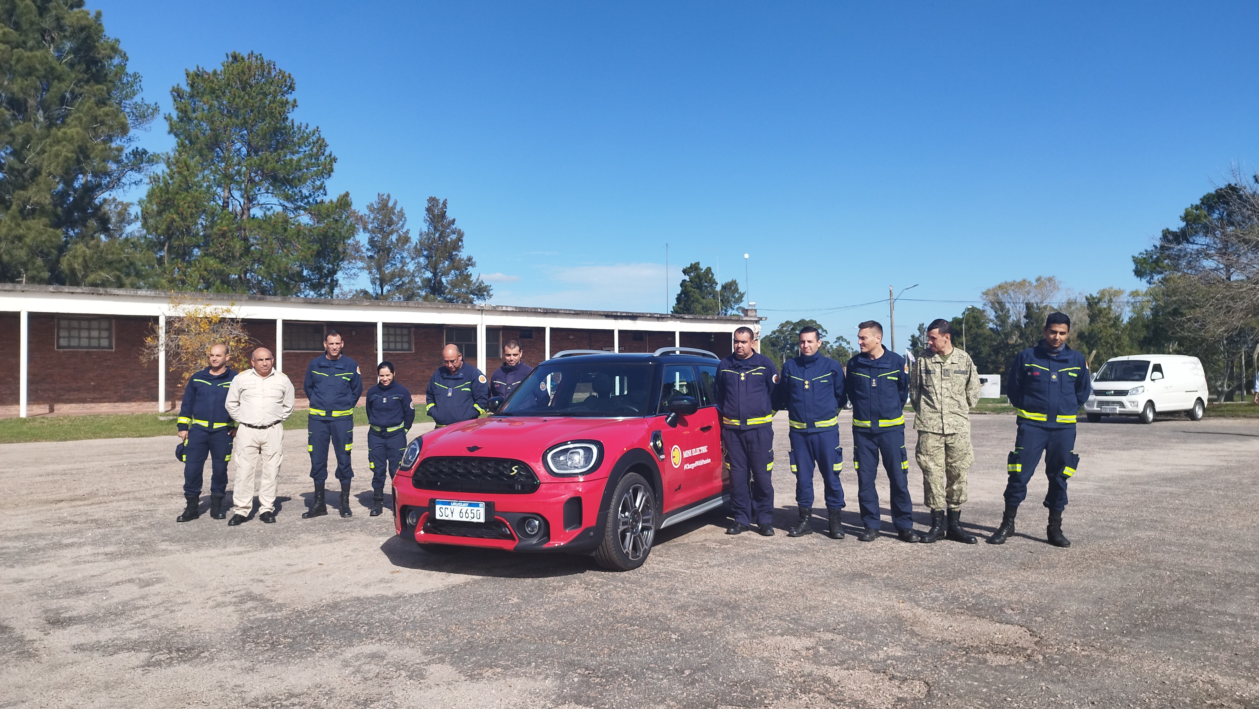IMG_20230511_133639-I8uHVZU0.jpg - El pasado jueves 11 de mayo culminó la &#034;Capacitación para bomberos sobre manejo de incidentes relacionados con la movilidad eléctrica&#034; en donde se capacitaron a 25 bomberos en la Base Aérea de Santa Bernardina del departamento de Durazno. Esta capacitación es la continuación del primer curso regional que organizó la plataforma MOVE del Programa de la Naciones Unidas para el Medio Ambiente a finales de 2022 en Paraguay, donde participaron y se formaron dos bomberos instructores de Uruguay.