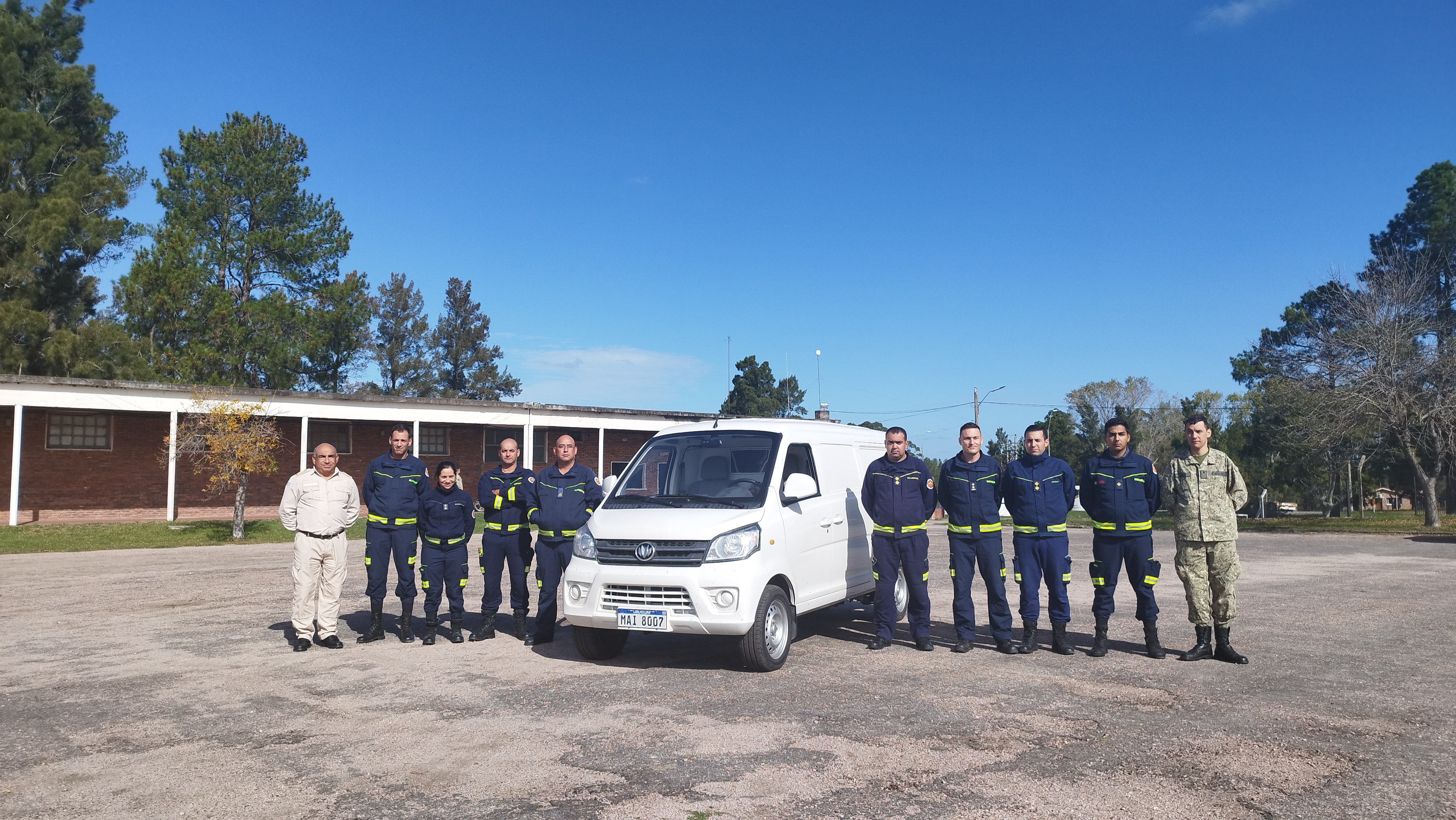 IMG_20230511_133935-Hqsi0717.jpg - El pasado jueves 11 de mayo culminó la &#034;Capacitación para bomberos sobre manejo de incidentes relacionados con la movilidad eléctrica&#034; en donde se capacitaron a 25 bomberos en la Base Aérea de Santa Bernardina del departamento de Durazno. Esta capacitación es la continuación del primer curso regional que organizó la plataforma MOVE del Programa de la Naciones Unidas para el Medio Ambiente a finales de 2022 en Paraguay, donde participaron y se formaron dos bomberos instructores de Uruguay.