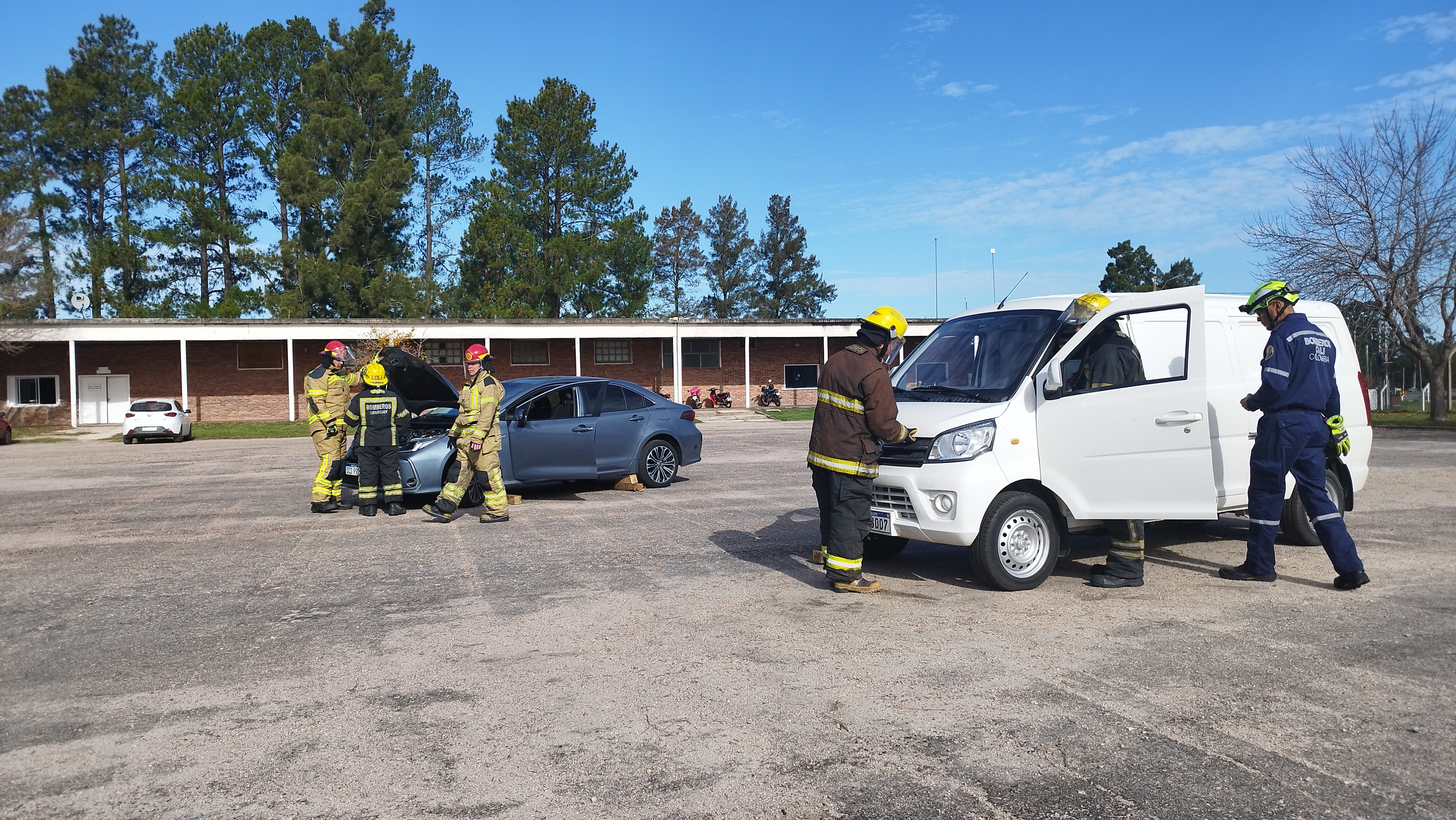 IMG_20230511_145120.jpg - El pasado jueves 11 de mayo culminó la &#034;Capacitación para bomberos sobre manejo de incidentes relacionados con la movilidad eléctrica&#034; en donde se capacitaron a 25 bomberos en la Base Aérea de Santa Bernardina del departamento de Durazno. Esta capacitación es la continuación del primer curso regional que organizó la plataforma MOVE del Programa de la Naciones Unidas para el Medio Ambiente a finales de 2022 en Paraguay, donde participaron y se formaron dos bomberos instructores de Uruguay.