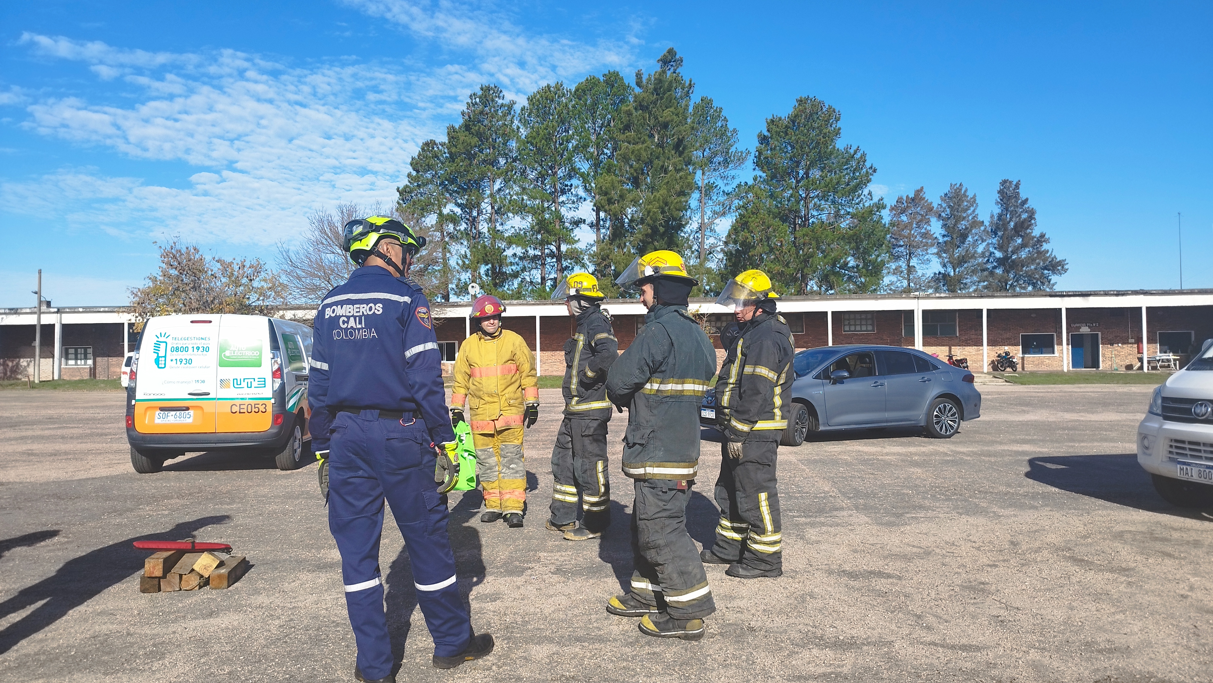 IMG_20230511_152048.jpg - El pasado jueves 11 de mayo culminó la &#034;Capacitación para bomberos sobre manejo de incidentes relacionados con la movilidad eléctrica&#034; en donde se capacitaron a 25 bomberos en la Base Aérea de Santa Bernardina del departamento de Durazno. Esta capacitación es la continuación del primer curso regional que organizó la plataforma MOVE del Programa de la Naciones Unidas para el Medio Ambiente a finales de 2022 en Paraguay, donde participaron y se formaron dos bomberos instructores de Uruguay.