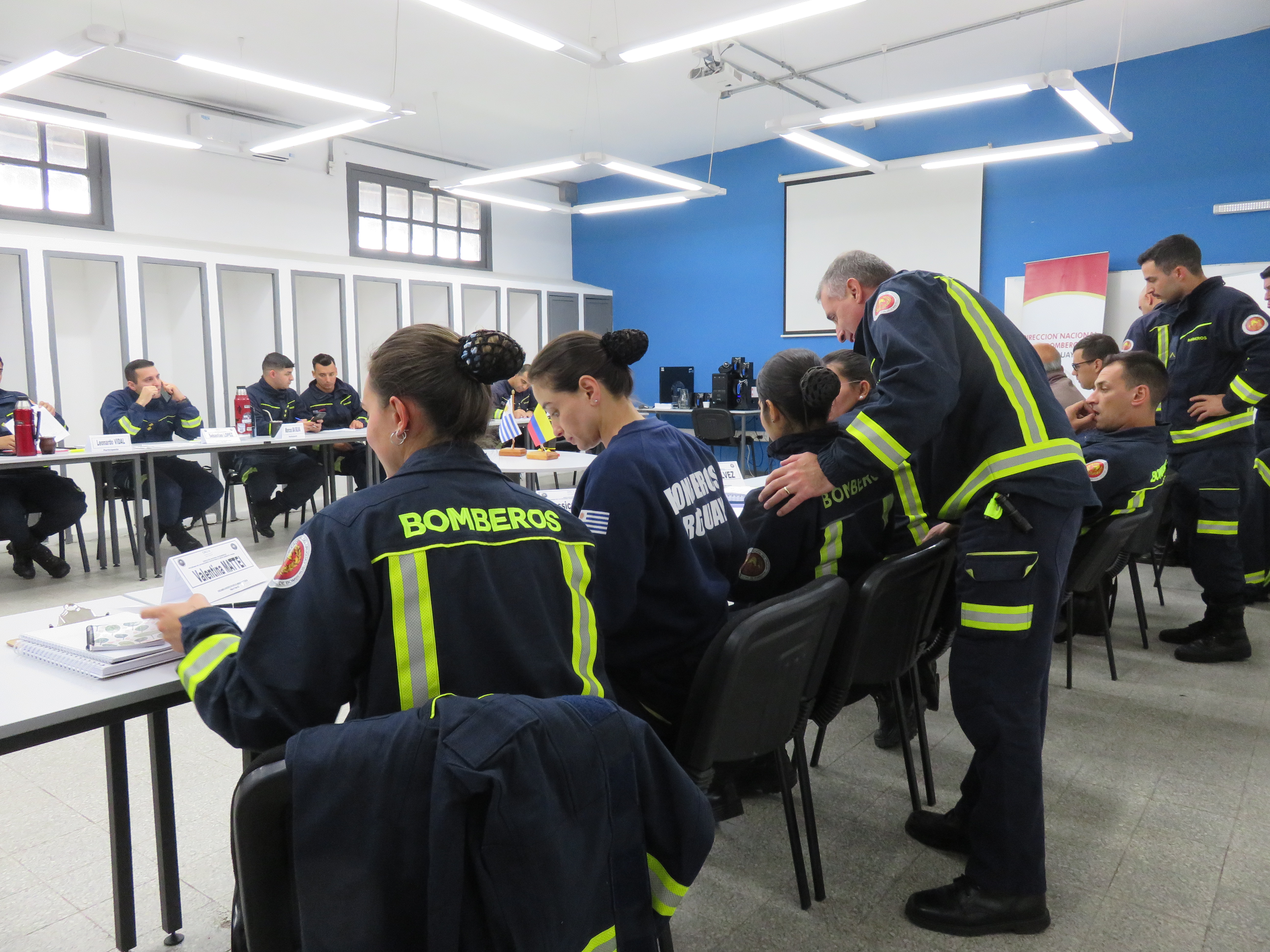IMG_20230511_3754.jpg - El pasado jueves 11 de mayo culminó la &#034;Capacitación para bomberos sobre manejo de incidentes relacionados con la movilidad eléctrica&#034; en donde se capacitaron a 25 bomberos en la Base Aérea de Santa Bernardina del departamento de Durazno. Esta capacitación es la continuación del primer curso regional que organizó la plataforma MOVE del Programa de la Naciones Unidas para el Medio Ambiente a finales de 2022 en Paraguay, donde participaron y se formaron dos bomberos instructores de Uruguay.