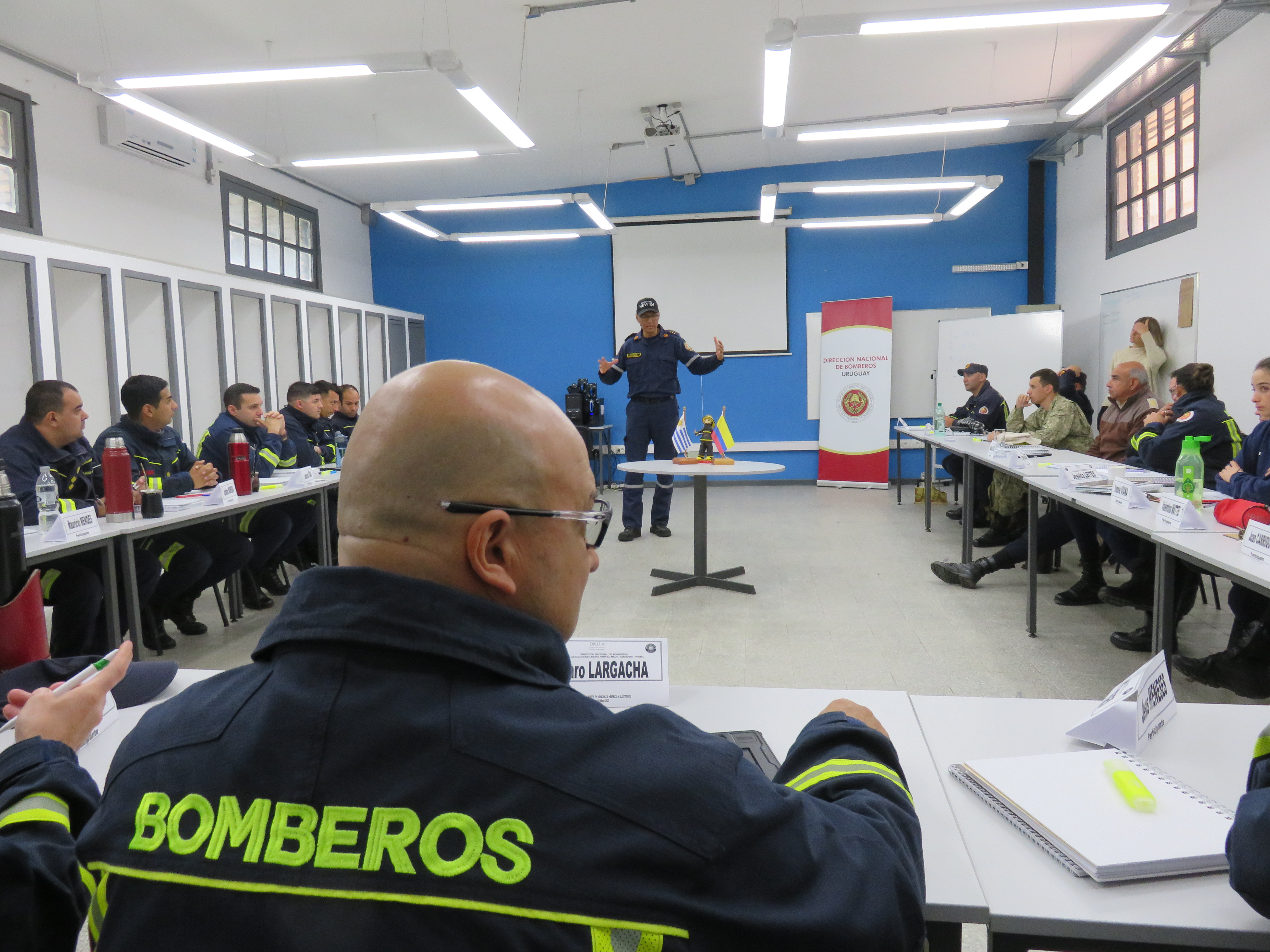 IMG_20230511_3766-Nruk26mM.jpg - El pasado jueves 11 de mayo culminó la &#034;Capacitación para bomberos sobre manejo de incidentes relacionados con la movilidad eléctrica&#034; en donde se capacitaron a 25 bomberos en la Base Aérea de Santa Bernardina del departamento de Durazno. Esta capacitación es la continuación del primer curso regional que organizó la plataforma MOVE del Programa de la Naciones Unidas para el Medio Ambiente a finales de 2022 en Paraguay, donde participaron y se formaron dos bomberos instructores de Uruguay.