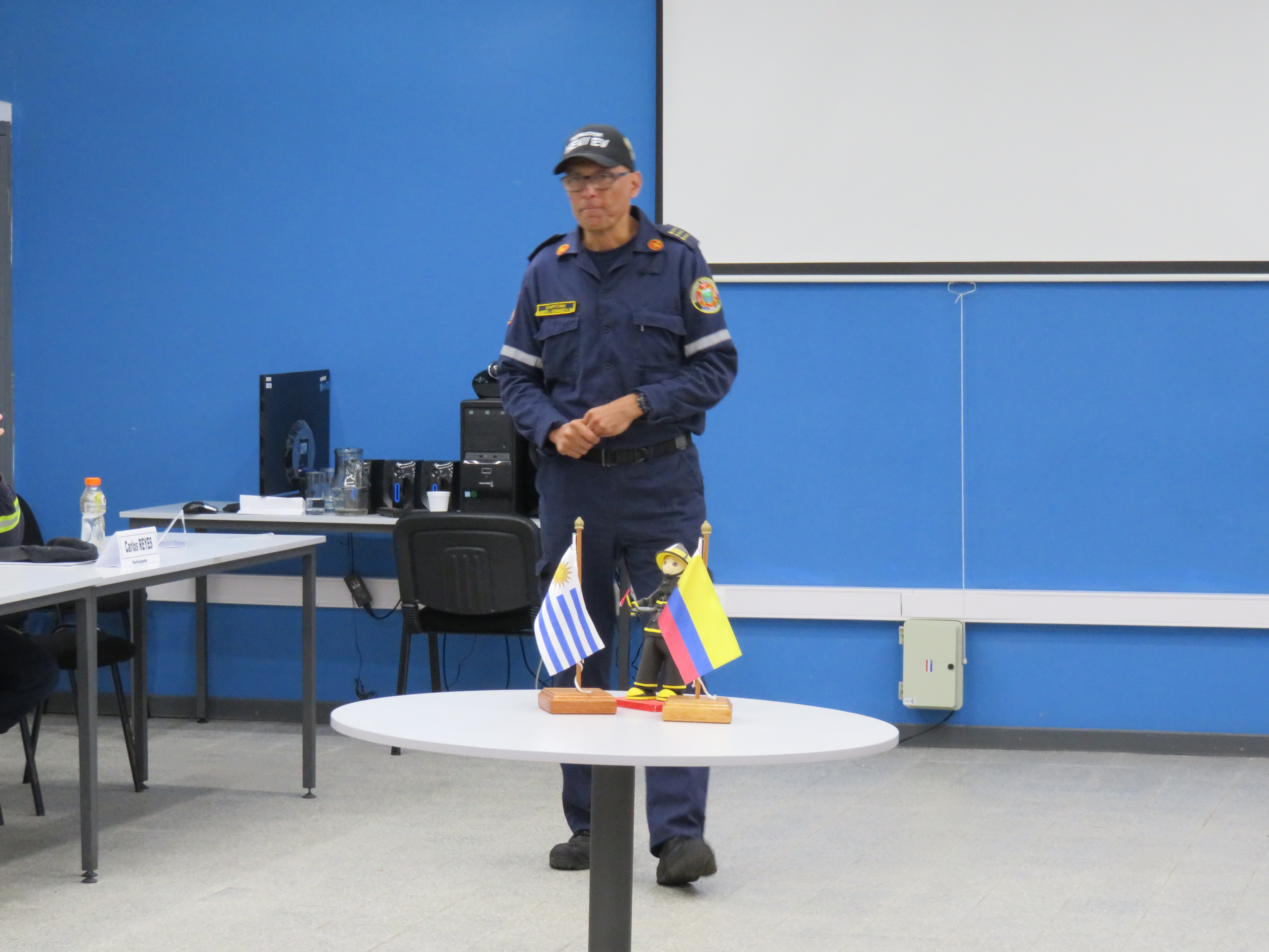 IMG_20230511_3769.jpg - El pasado jueves 11 de mayo culminó la &#034;Capacitación para bomberos sobre manejo de incidentes relacionados con la movilidad eléctrica&#034; en donde se capacitaron a 25 bomberos en la Base Aérea de Santa Bernardina del departamento de Durazno. Esta capacitación es la continuación del primer curso regional que organizó la plataforma MOVE del Programa de la Naciones Unidas para el Medio Ambiente a finales de 2022 en Paraguay, donde participaron y se formaron dos bomberos instructores de Uruguay.