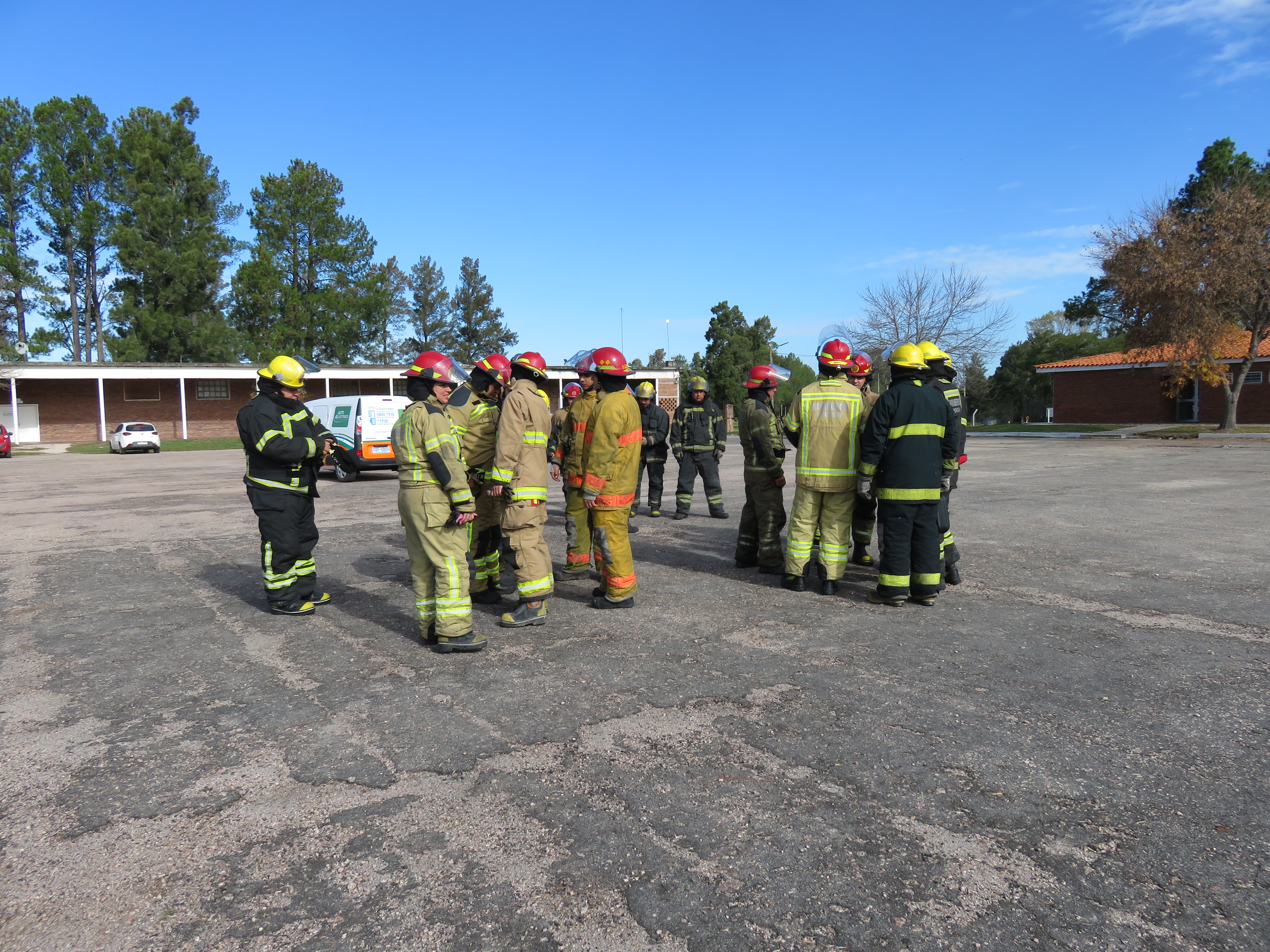 IMG_20230511_3780-USlWUCMK.jpg - El pasado jueves 11 de mayo culminó la &#034;Capacitación para bomberos sobre manejo de incidentes relacionados con la movilidad eléctrica&#034; en donde se capacitaron a 25 bomberos en la Base Aérea de Santa Bernardina del departamento de Durazno. Esta capacitación es la continuación del primer curso regional que organizó la plataforma MOVE del Programa de la Naciones Unidas para el Medio Ambiente a finales de 2022 en Paraguay, donde participaron y se formaron dos bomberos instructores de Uruguay.