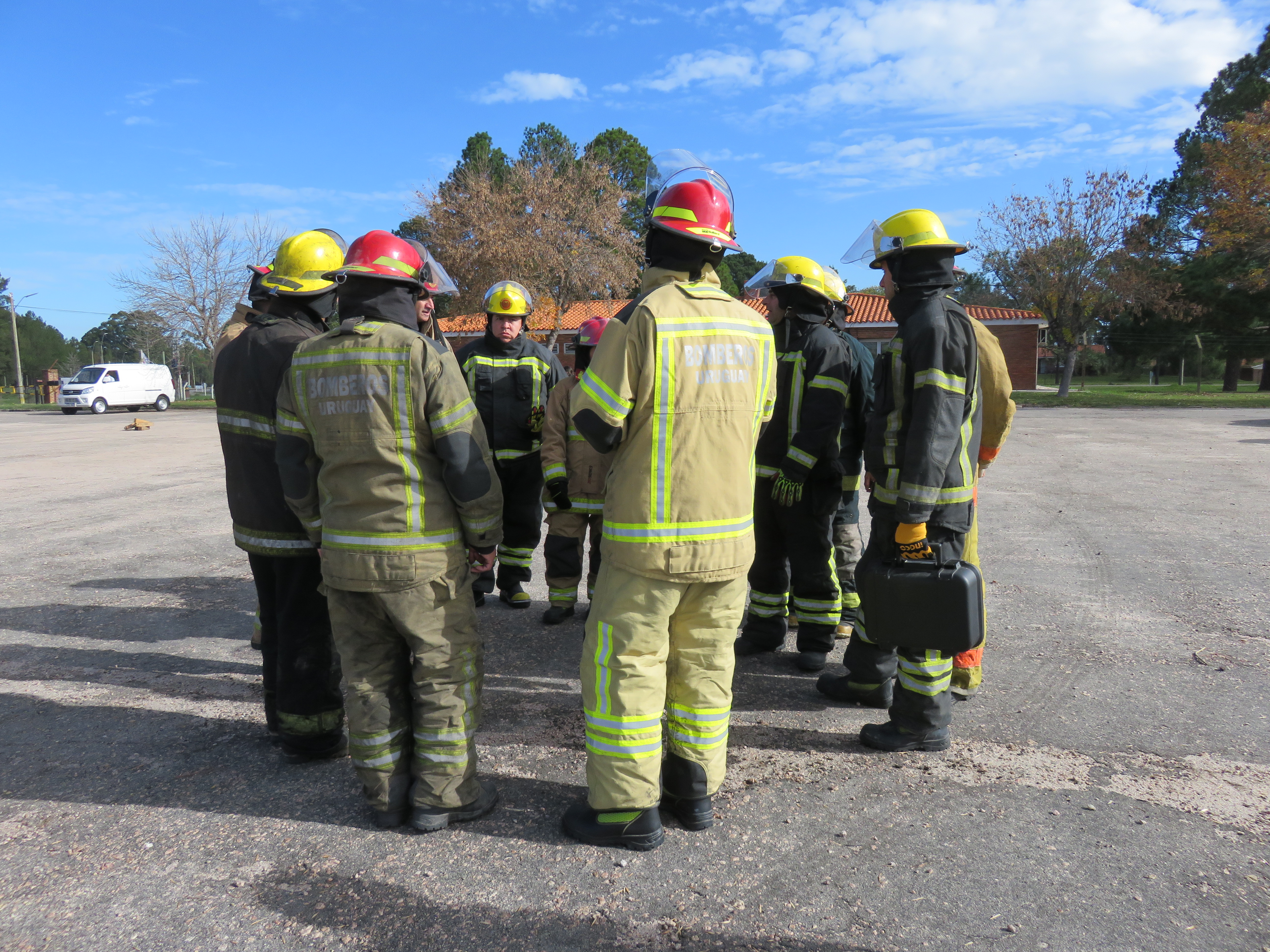 IMG_20230511_3783-Xsg97q8F.jpg - El pasado jueves 11 de mayo culminó la &#034;Capacitación para bomberos sobre manejo de incidentes relacionados con la movilidad eléctrica&#034; en donde se capacitaron a 25 bomberos en la Base Aérea de Santa Bernardina del departamento de Durazno. Esta capacitación es la continuación del primer curso regional que organizó la plataforma MOVE del Programa de la Naciones Unidas para el Medio Ambiente a finales de 2022 en Paraguay, donde participaron y se formaron dos bomberos instructores de Uruguay.