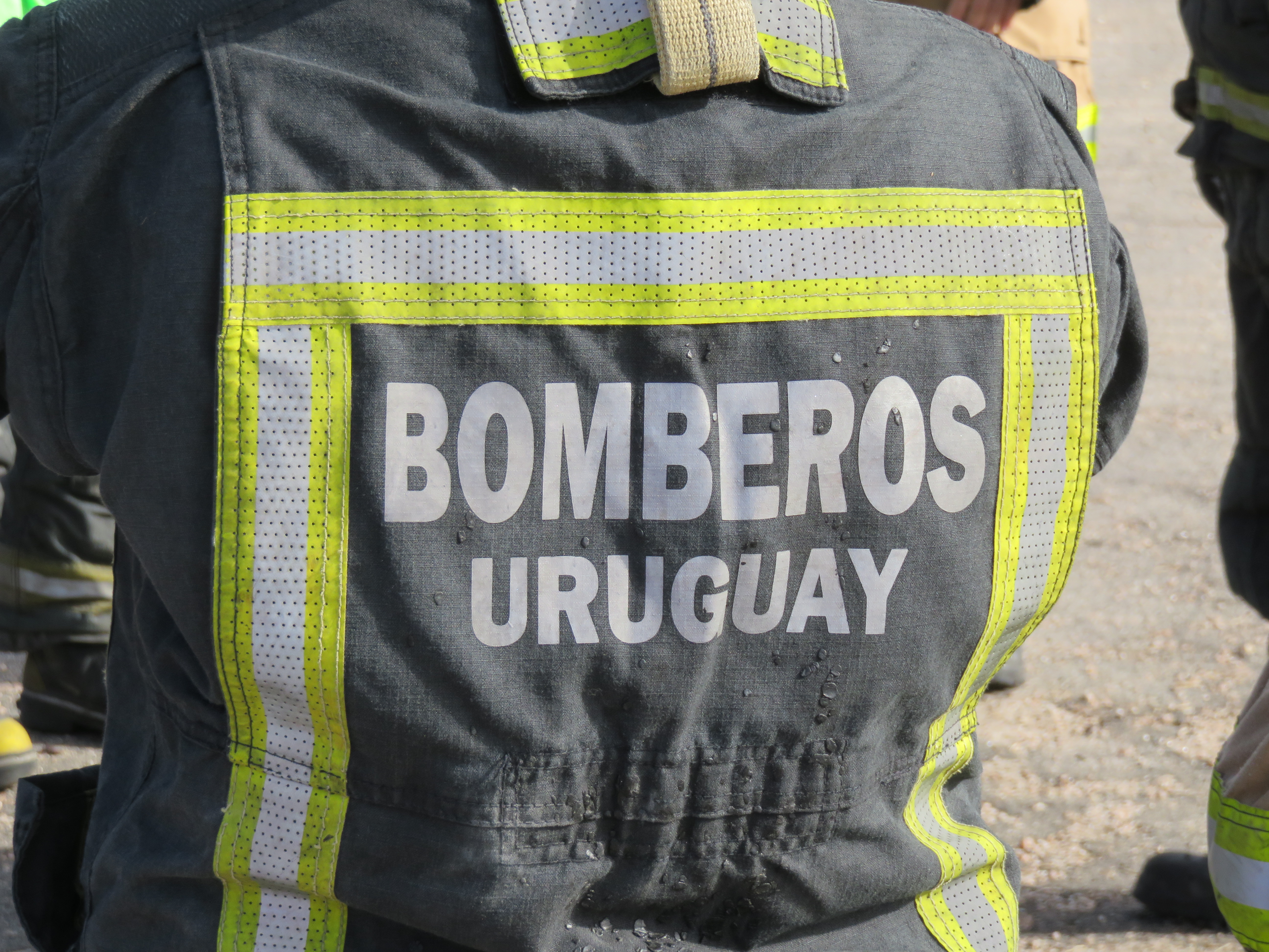 IMG_20230511_3785-R0Wb884A.jpg - El pasado jueves 11 de mayo culminó la &#034;Capacitación para bomberos sobre manejo de incidentes relacionados con la movilidad eléctrica&#034; en donde se capacitaron a 25 bomberos en la Base Aérea de Santa Bernardina del departamento de Durazno. Esta capacitación es la continuación del primer curso regional que organizó la plataforma MOVE del Programa de la Naciones Unidas para el Medio Ambiente a finales de 2022 en Paraguay, donde participaron y se formaron dos bomberos instructores de Uruguay.