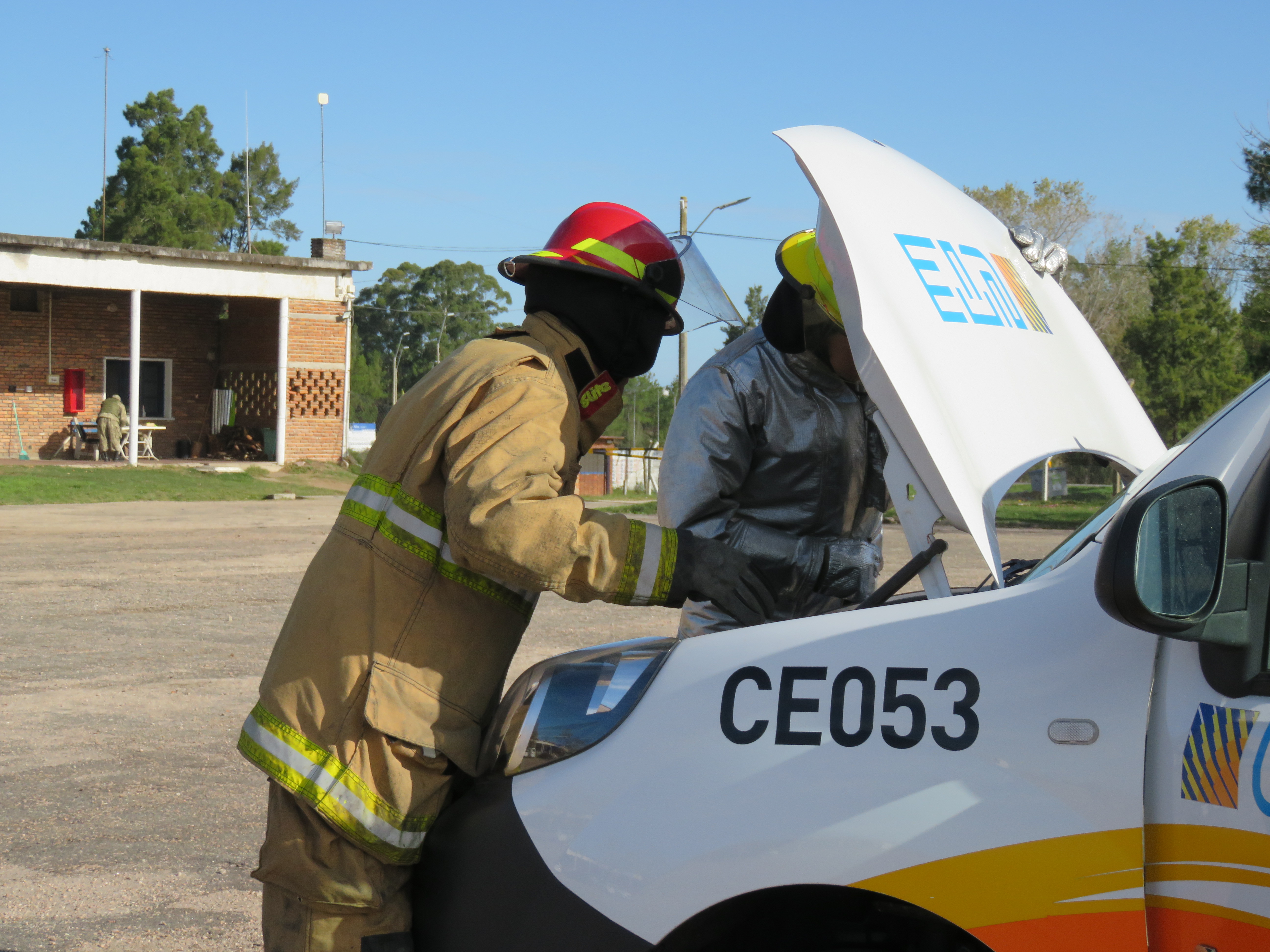 IMG_20230511_3839-UJJDtipE.jpg - El pasado jueves 11 de mayo culminó la &#034;Capacitación para bomberos sobre manejo de incidentes relacionados con la movilidad eléctrica&#034; en donde se capacitaron a 25 bomberos en la Base Aérea de Santa Bernardina del departamento de Durazno. Esta capacitación es la continuación del primer curso regional que organizó la plataforma MOVE del Programa de la Naciones Unidas para el Medio Ambiente a finales de 2022 en Paraguay, donde participaron y se formaron dos bomberos instructores de Uruguay.