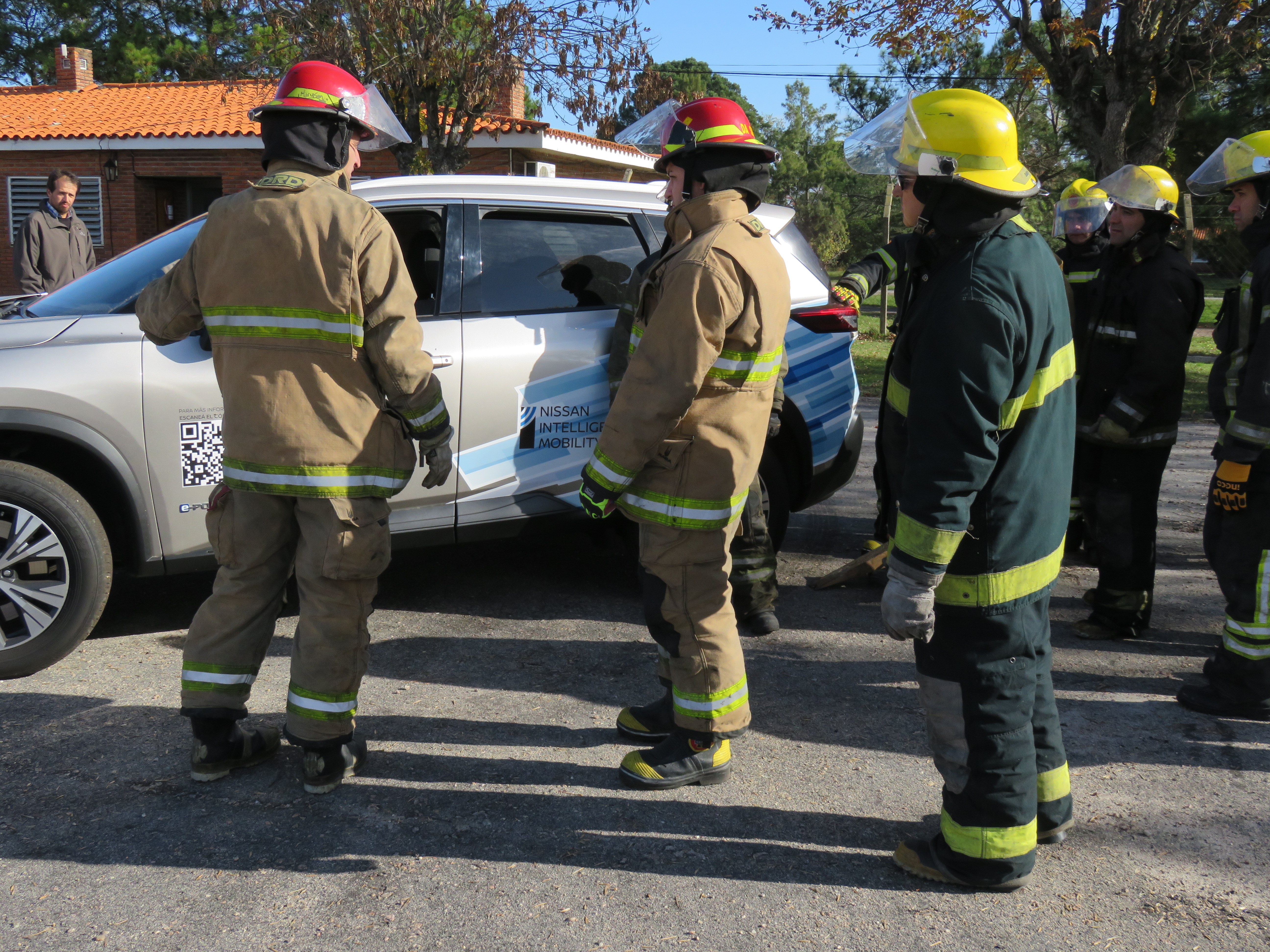 IMG_20230511_3846-alTVGKlf.jpg - El pasado jueves 11 de mayo culminó la &#034;Capacitación para bomberos sobre manejo de incidentes relacionados con la movilidad eléctrica&#034; en donde se capacitaron a 25 bomberos en la Base Aérea de Santa Bernardina del departamento de Durazno. Esta capacitación es la continuación del primer curso regional que organizó la plataforma MOVE del Programa de la Naciones Unidas para el Medio Ambiente a finales de 2022 en Paraguay, donde participaron y se formaron dos bomberos instructores de Uruguay.