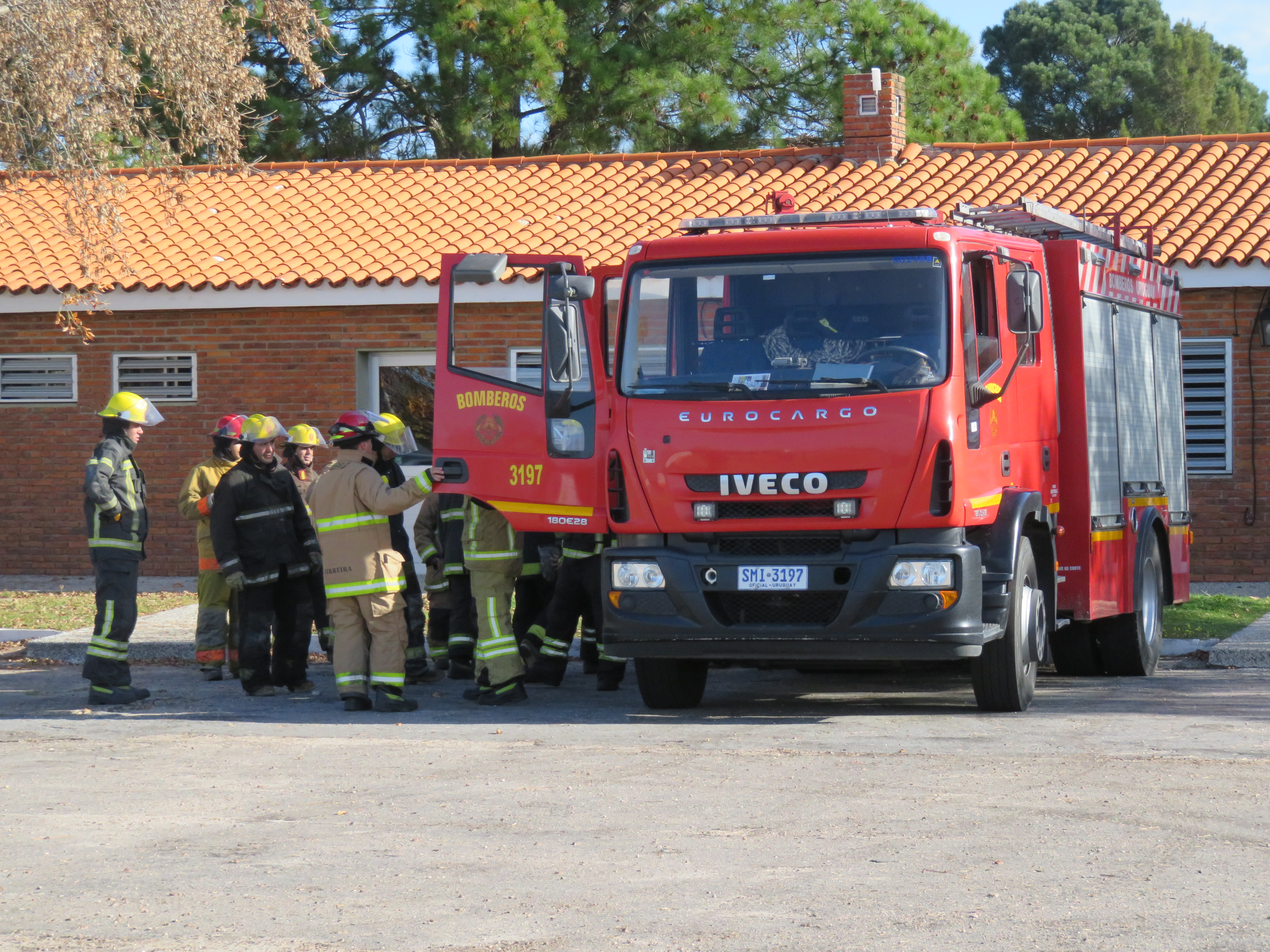 IMG_20230511_3848.jpg - El pasado jueves 11 de mayo culminó la &#034;Capacitación para bomberos sobre manejo de incidentes relacionados con la movilidad eléctrica&#034; en donde se capacitaron a 25 bomberos en la Base Aérea de Santa Bernardina del departamento de Durazno. Esta capacitación es la continuación del primer curso regional que organizó la plataforma MOVE del Programa de la Naciones Unidas para el Medio Ambiente a finales de 2022 en Paraguay, donde participaron y se formaron dos bomberos instructores de Uruguay.