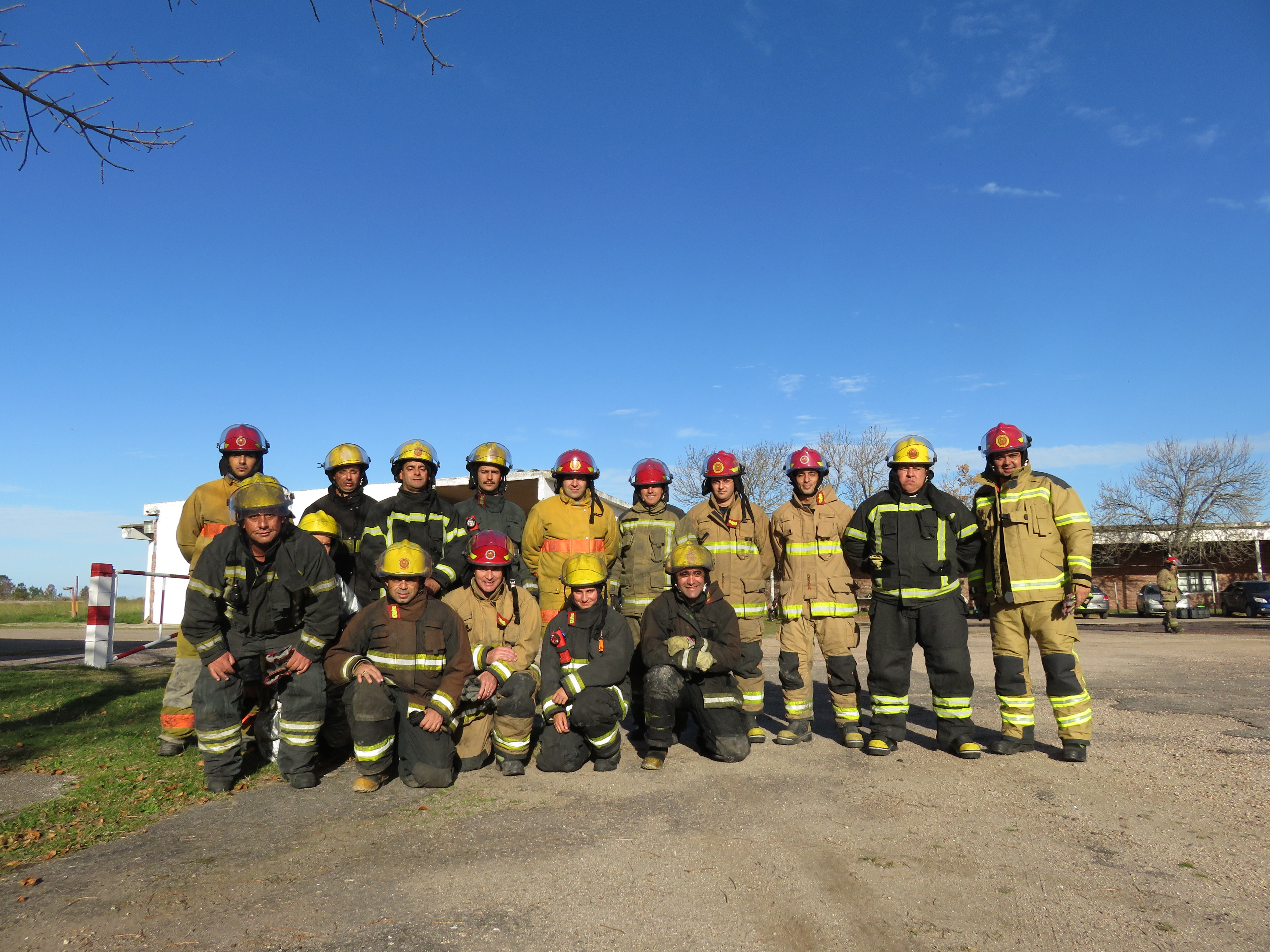 IMG_20230511_3922-G1WBERJj.jpg - El pasado jueves 11 de mayo culminó la &#034;Capacitación para bomberos sobre manejo de incidentes relacionados con la movilidad eléctrica&#034; en donde se capacitaron a 25 bomberos en la Base Aérea de Santa Bernardina del departamento de Durazno. Esta capacitación es la continuación del primer curso regional que organizó la plataforma MOVE del Programa de la Naciones Unidas para el Medio Ambiente a finales de 2022 en Paraguay, donde participaron y se formaron dos bomberos instructores de Uruguay.