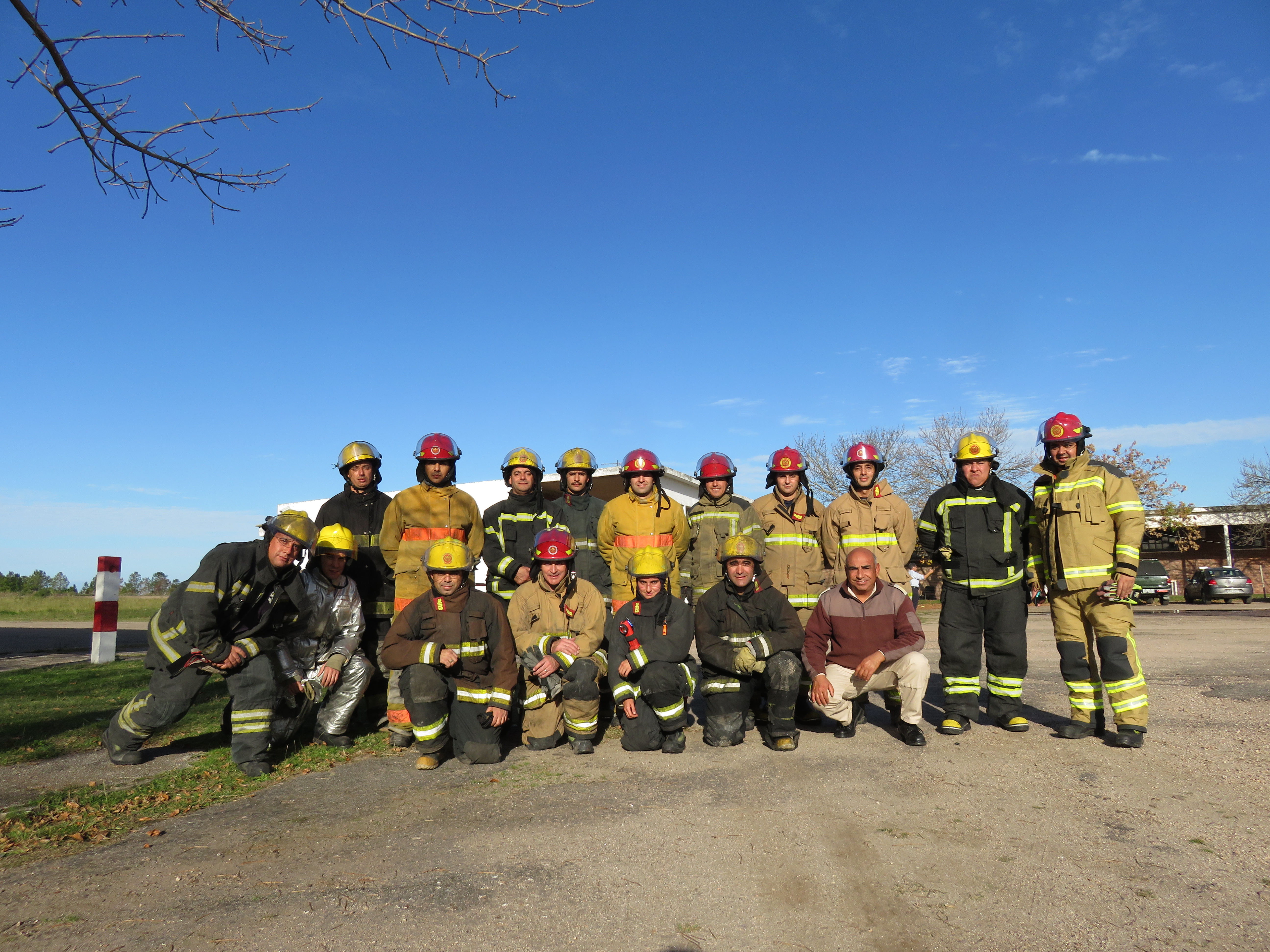 IMG_20230511_3923-JhjiREpK.jpg - El pasado jueves 11 de mayo culminó la &#034;Capacitación para bomberos sobre manejo de incidentes relacionados con la movilidad eléctrica&#034; en donde se capacitaron a 25 bomberos en la Base Aérea de Santa Bernardina del departamento de Durazno. Esta capacitación es la continuación del primer curso regional que organizó la plataforma MOVE del Programa de la Naciones Unidas para el Medio Ambiente a finales de 2022 en Paraguay, donde participaron y se formaron dos bomberos instructores de Uruguay.