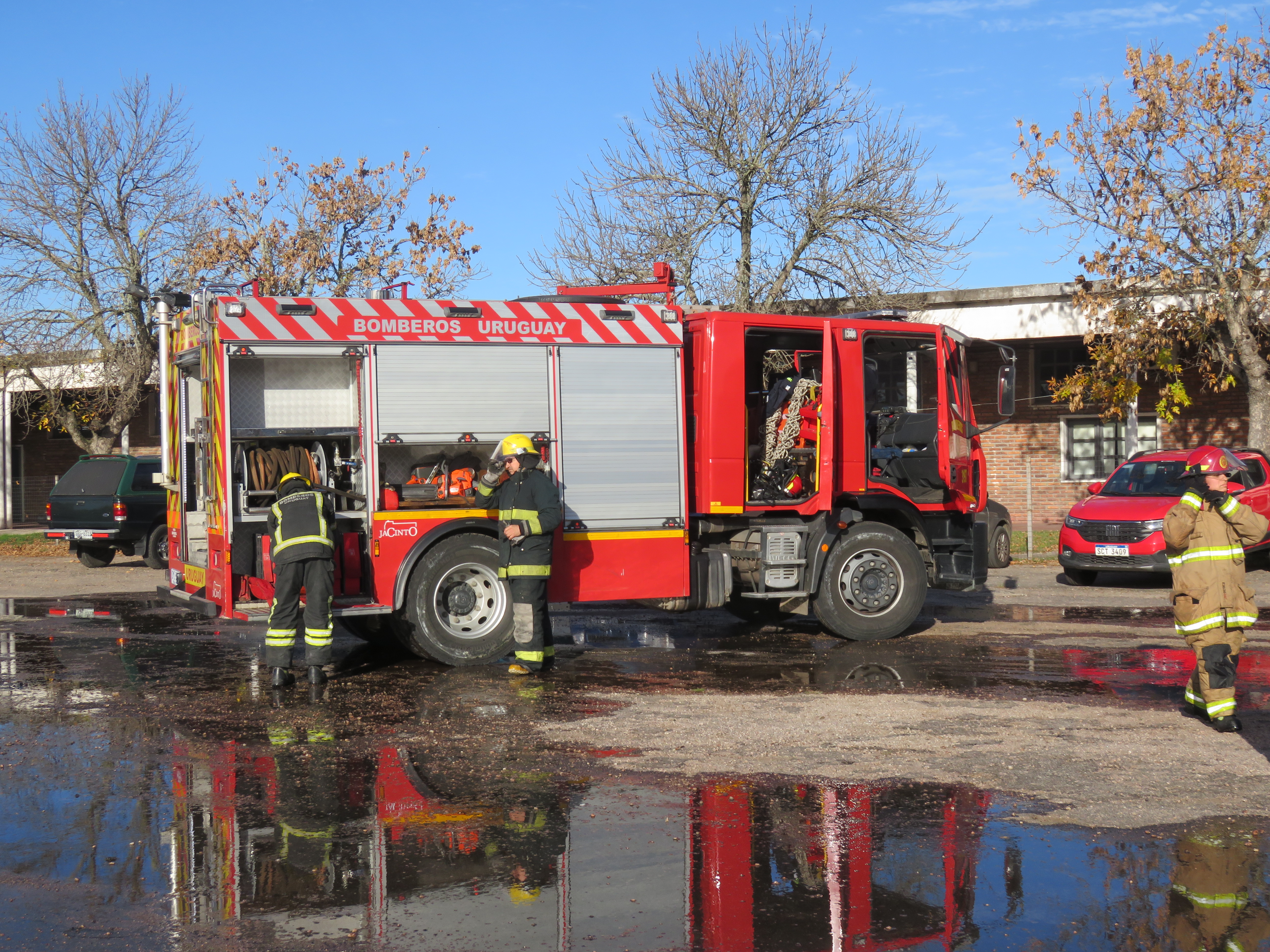 IMG_20230511_3946.jpg - El pasado jueves 11 de mayo culminó la &#034;Capacitación para bomberos sobre manejo de incidentes relacionados con la movilidad eléctrica&#034; en donde se capacitaron a 25 bomberos en la Base Aérea de Santa Bernardina del departamento de Durazno. Esta capacitación es la continuación del primer curso regional que organizó la plataforma MOVE del Programa de la Naciones Unidas para el Medio Ambiente a finales de 2022 en Paraguay, donde participaron y se formaron dos bomberos instructores de Uruguay.