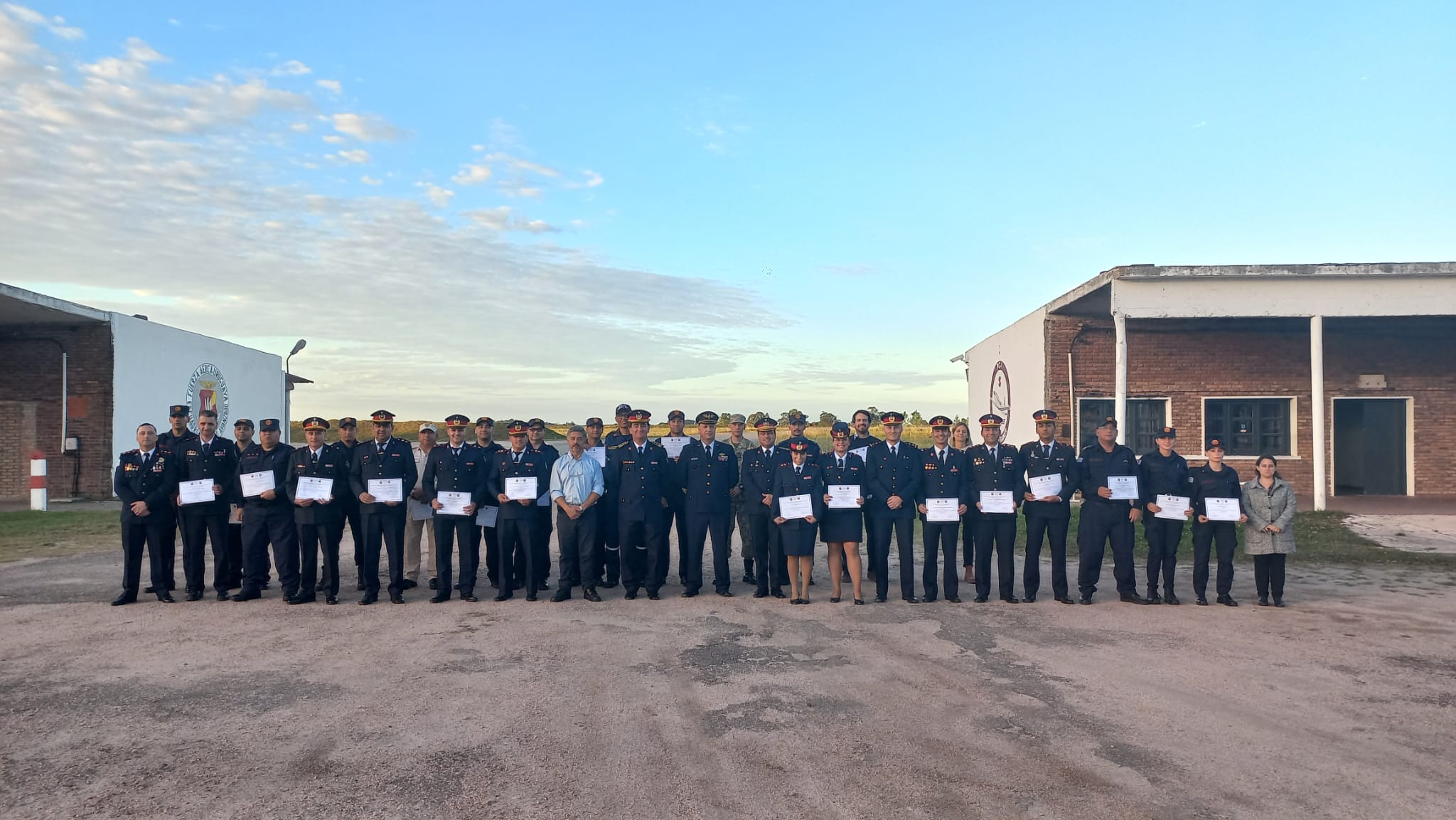 IMG_20230511_UTEC5-Ongb2YJP.jpeg - El pasado jueves 11 de mayo culminó la &#034;Capacitación para bomberos sobre manejo de incidentes relacionados con la movilidad eléctrica&#034; en donde se capacitaron a 25 bomberos en la Base Aérea de Santa Bernardina del departamento de Durazno. Esta capacitación es la continuación del primer curso regional que organizó la plataforma MOVE del Programa de la Naciones Unidas para el Medio Ambiente a finales de 2022 en Paraguay, donde participaron y se formaron dos bomberos instructores de Uruguay.